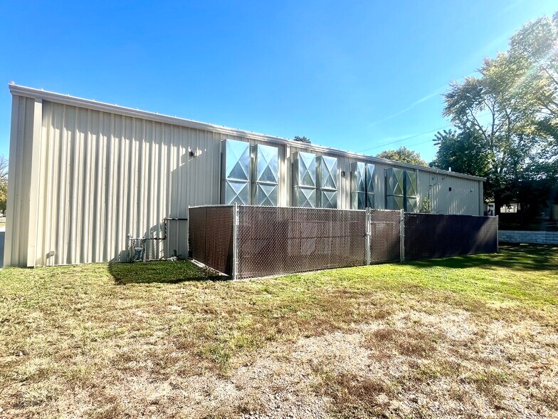 More Photos Of 320 S Adams St, Manito Freestanding For Lease