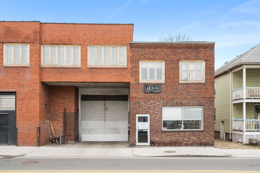 More Photos Of 77-79 Ferry St, Everett Showroom For Lease