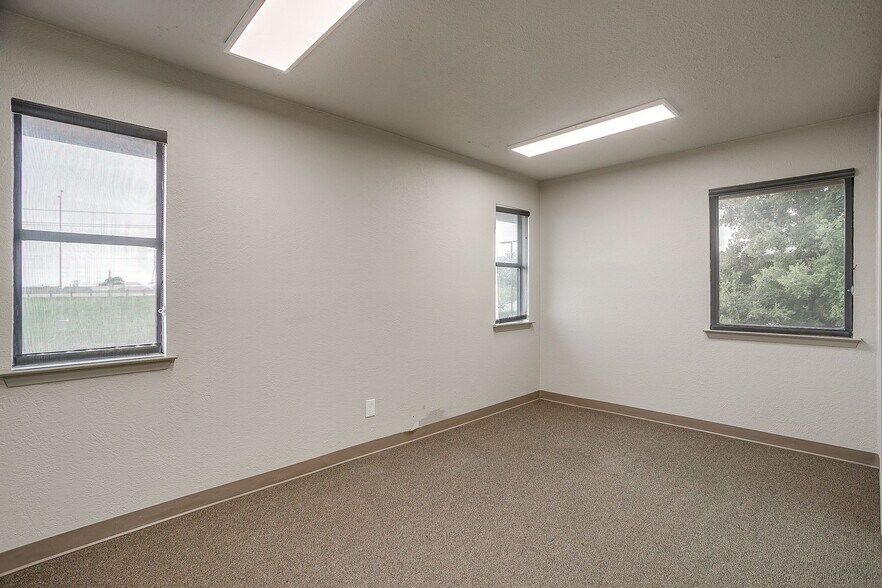 More Photos Of 2030 S Las Vegas Trl, White Settlement Office For Sale