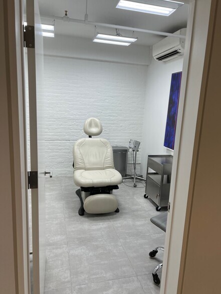 More Photos Of 511 W 20th St, New York Storefront Retail Residential For Lease