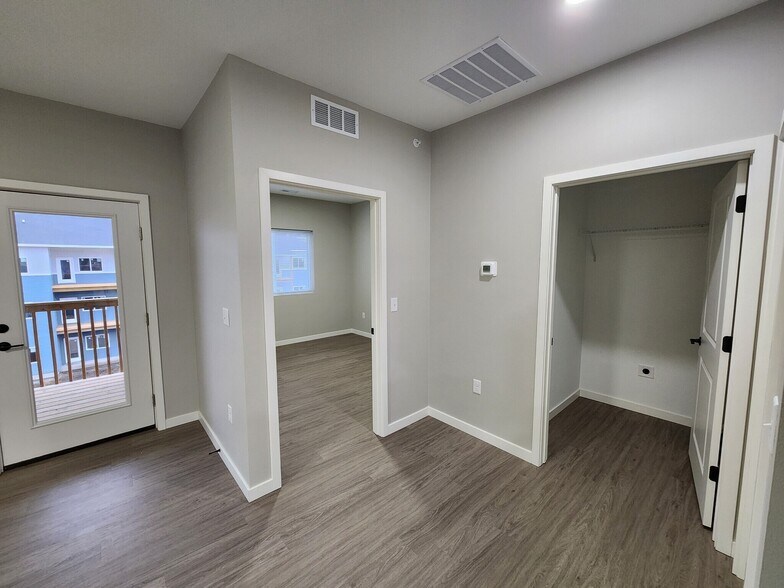 More Photos Of 1833 Curtis Ave, Chariton Apartments For Sale