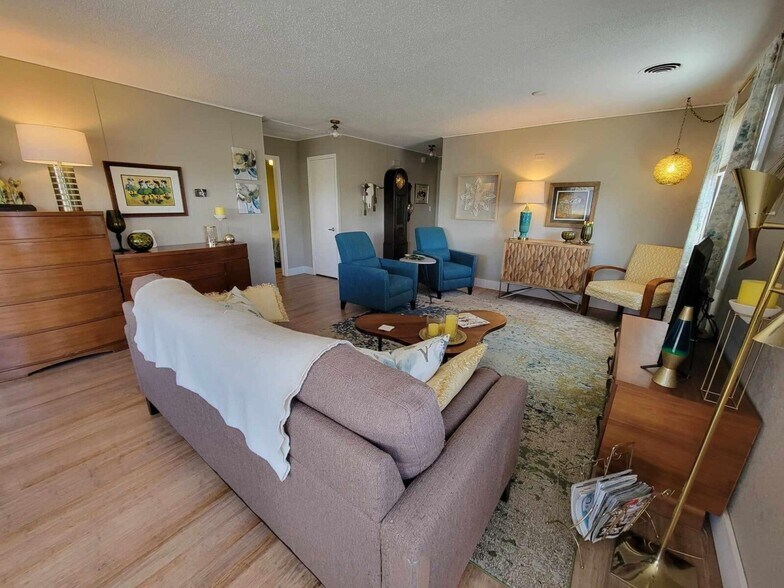 More Photos Of 1313 W Cherry St, Vermillion Hotel For Sale