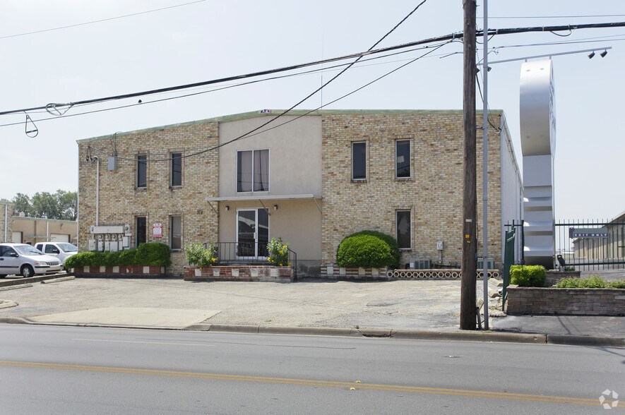 More Photos Of 314 E Nakoma St, San Antonio Light Distribution For Lease