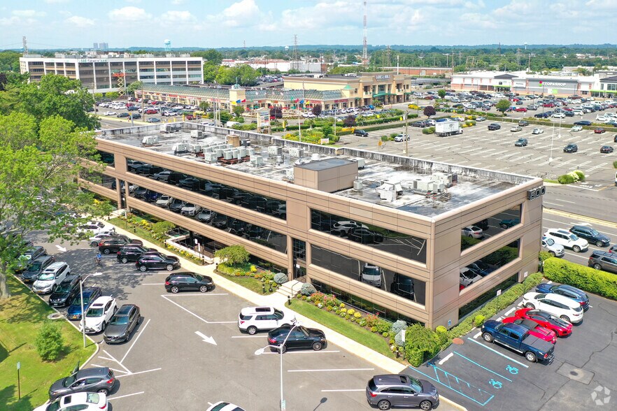 More Photos Of 500 Old Country Rd, Garden City Office For Lease