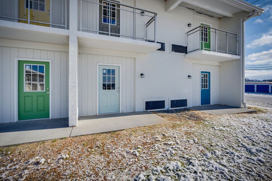 More Photos Of 15589 Lee Hwy, Bristol Apartments For Sale