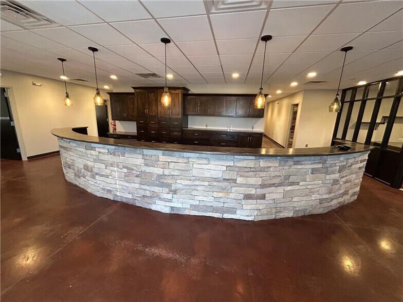 More Photos Of 8576 N Green Hills Rd, Kansas City Flex For Sale