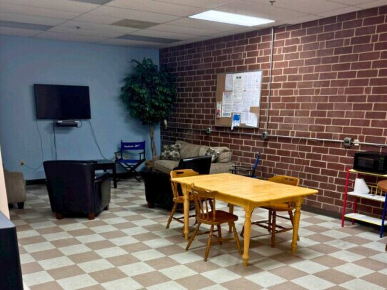 More Photos Of 615 Alton Pl, High Point Warehouse For Lease