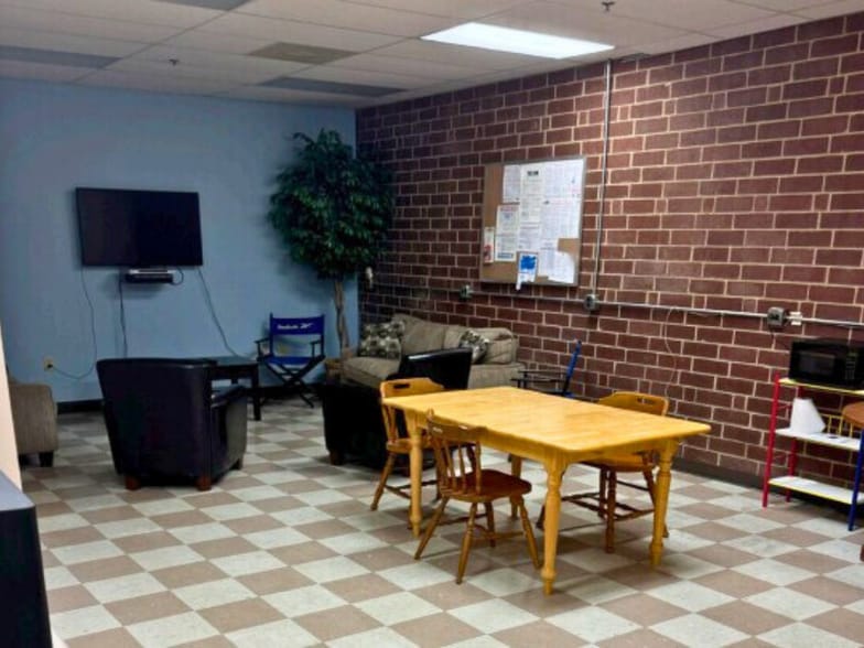 More Photos Of 615 Alton Pl, High Point Warehouse For Lease