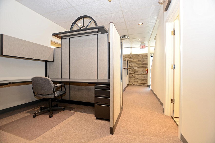More Photos Of 512 Higgins Rd, Park Ridge Office For Lease