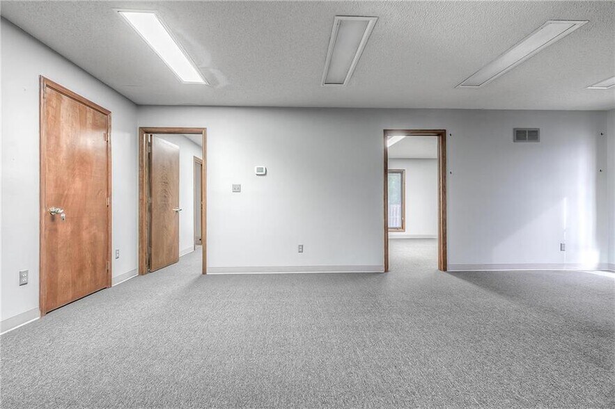 More Photos Of 4 W Monroe St, Buckner Office For Sale