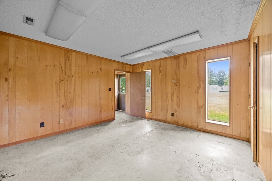 More Photos Of 808 E Parker St, Graham Industrial For Sale