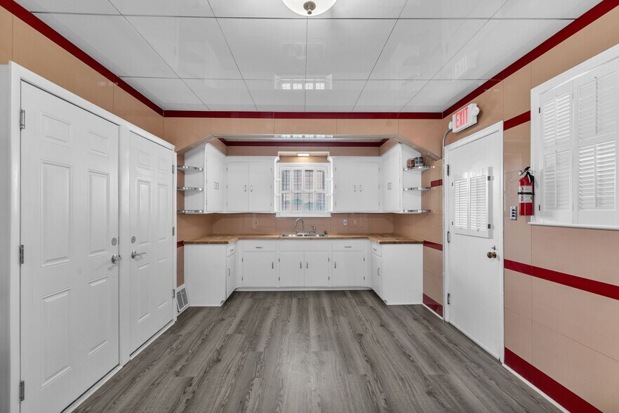 More Photos Of 29016 Ford Rd, Garden City Office For Sale