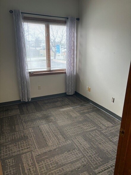 More Photos Of 688 SE Bayberry Ln, Lee's Summit Unknown For Lease