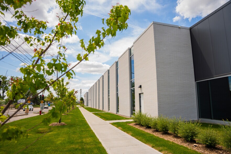 More Photos Of 141 Boul Bellerose O, Laval Warehouse For Lease