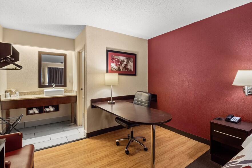More Photos Of 3615 Dunckel Dr, Lansing Hotel For Sale