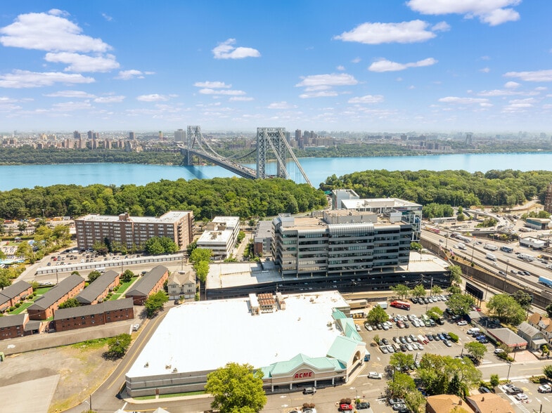 More Photos Of 1 Bridge Plz N, Fort Lee Office For Lease