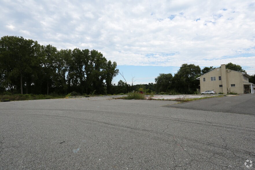 More Photos Of 91 Park Lane Rd, New Milford Freestanding For Sale