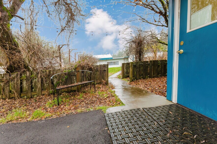More Photos Of 4560 SE Mile Hill Dr, Port Orchard Freestanding For Lease
