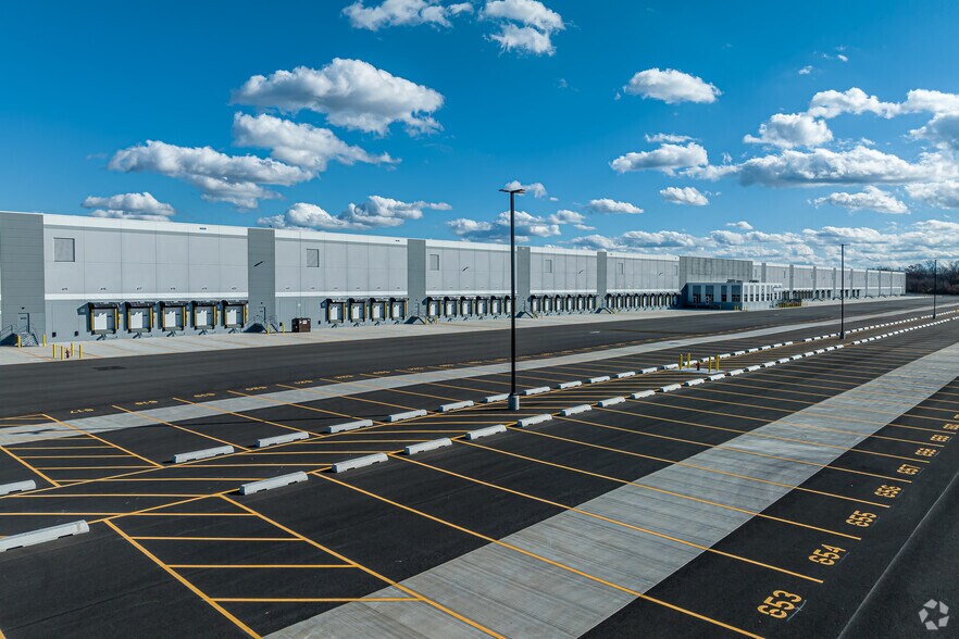 More Photos Of 695 E Hartford Blvd N, East Hartford Distribution For Lease