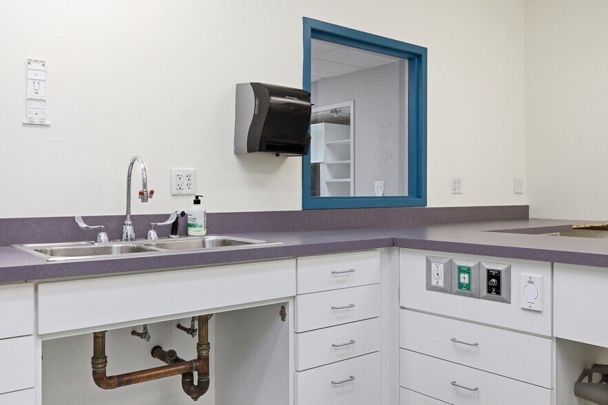More Photos Of 180 Bear Hill Rd, Waltham Hospital For Lease