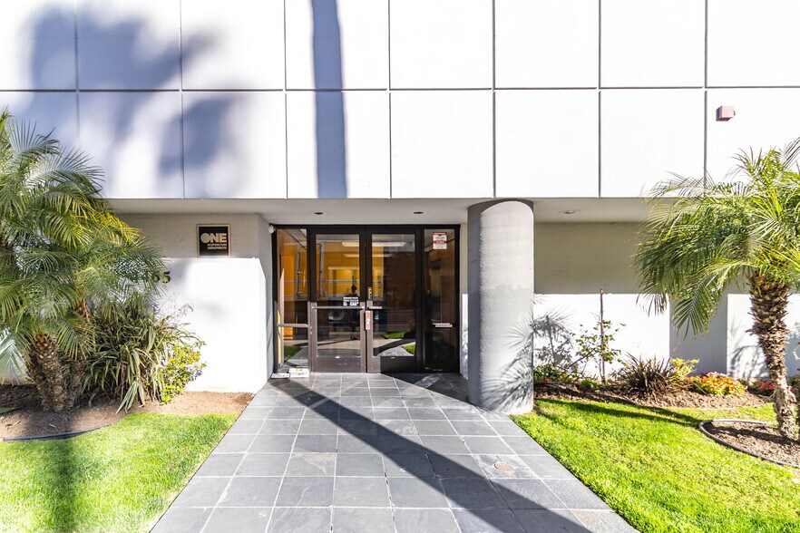 More Photos Of 4451-4465 Wilshire Blvd, Los Angeles Office For Lease