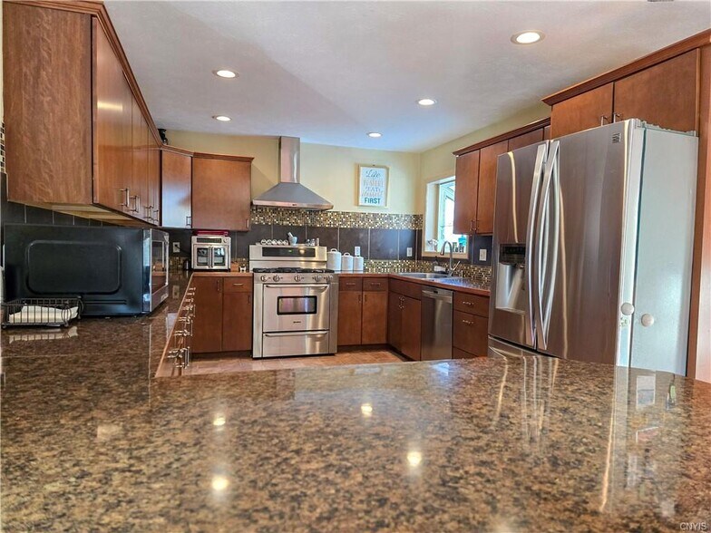 More Photos Of 337 N Peterboro St, Canastota Flex For Sale