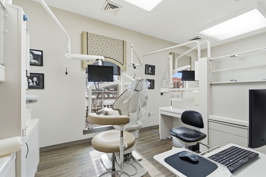 More Photos Of 2104 Chesterfield Blvd, Springfield Office For Sale