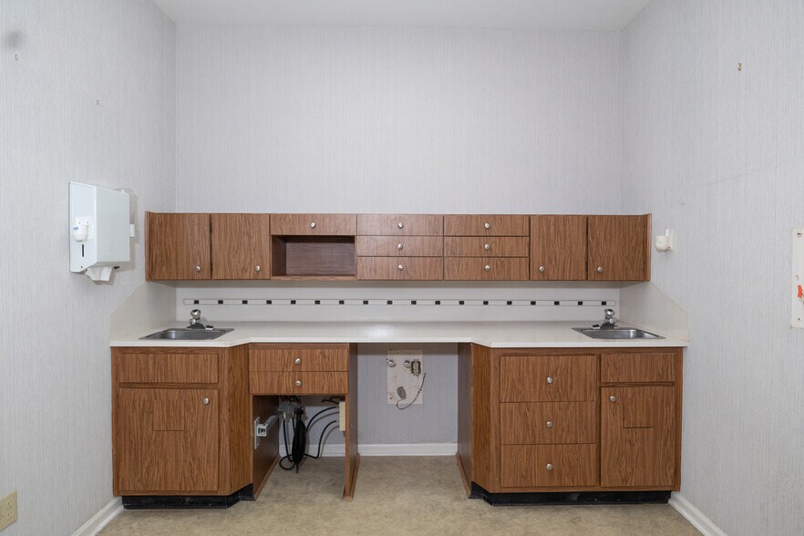 More Photos Of 3830 Rosemont Dr, Columbus Office For Sale