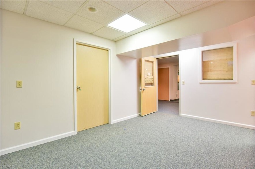 More Photos Of 8790 E Market St, Warren Medical For Sale