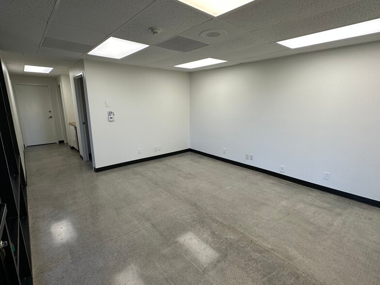 More Photos Of 1850 W Collins Ave, Orange Manufacturing For Lease