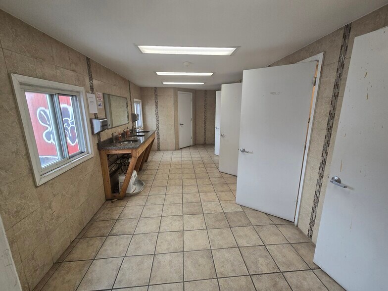 More Photos Of 51-69 9th St, Brooklyn Warehouse For Lease