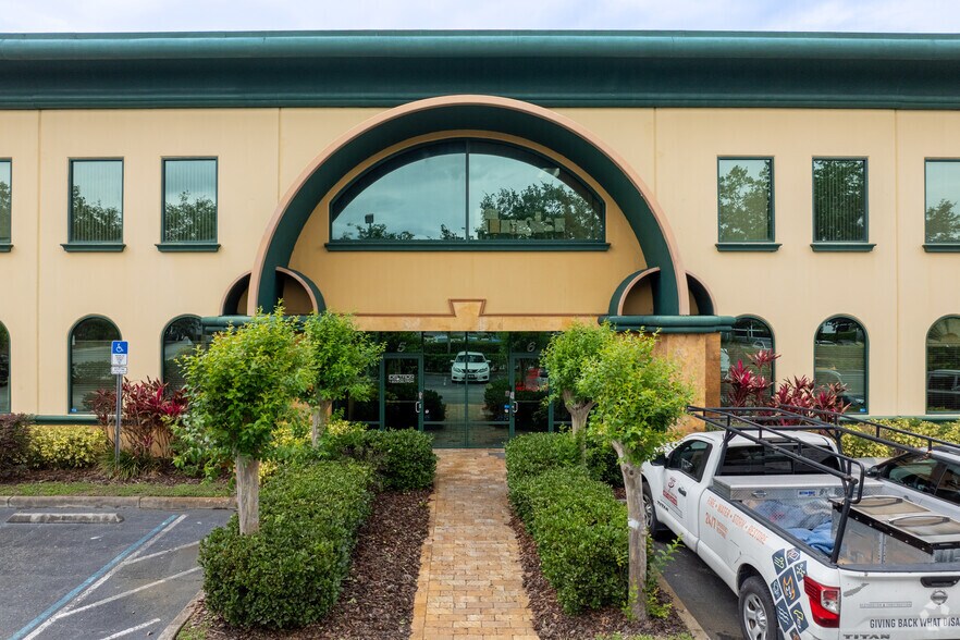 More Photos Of 6881 Kingspointe Pky, Orlando Business Park For Lease