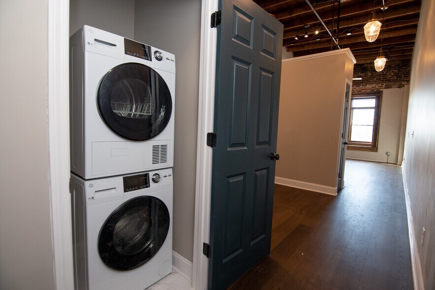 More Photos Of 138 W Mountain St, Kings Mountain Storefront Retail Residential For Sale