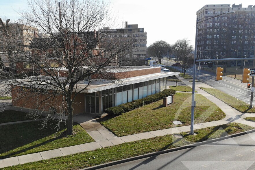 Primary Photo Of 1910 Collingwood Blvd, Toledo Bank For Sale