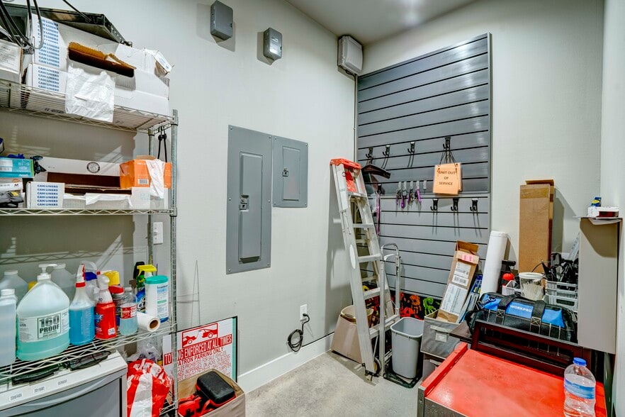 More Photos Of 5805 Starnes Rd, Watauga Office For Sale