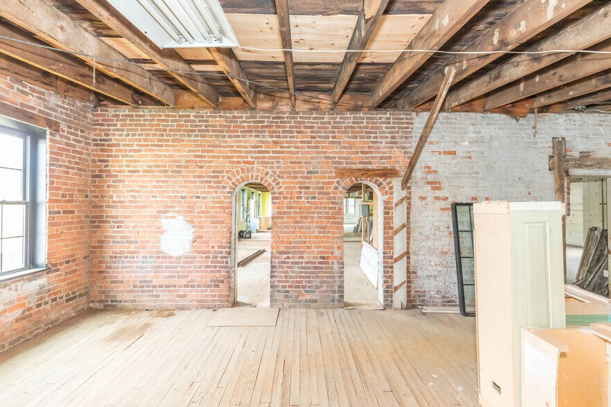 More Photos Of 1340 W Main St, Wytheville Loft Creative Space For Sale