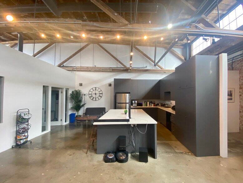 More Photos Of 210-226 Main St, Venice Storefront Retail Office For Lease