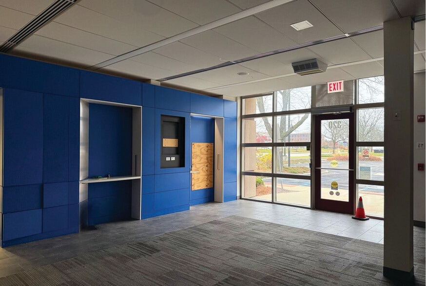 More Photos Of 320 W Diehl Rd, Naperville Bank For Lease
