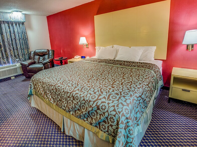 More Photos Of 800 University St, Martin Hotel For Sale