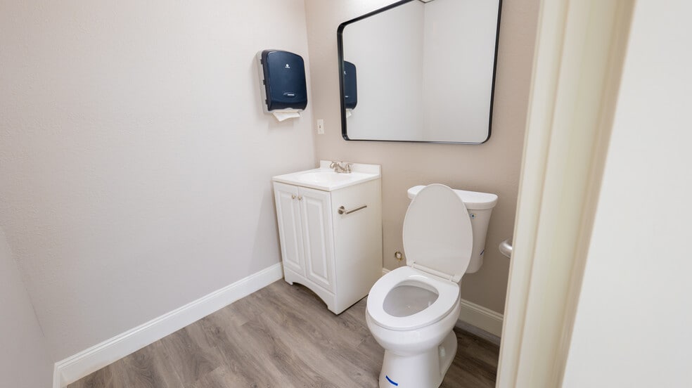 More Photos Of 190 Patricia Ave, Dunedin Office For Lease