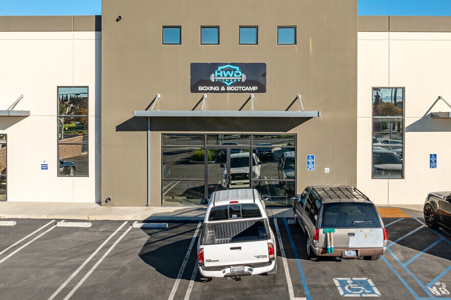 More Photos Of 5052 W Mission Blvd, Ontario Warehouse For Lease