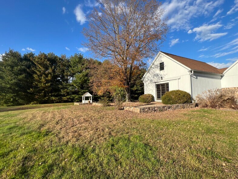 More Photos Of 557 Main St, Woodbury Specialty For Sale