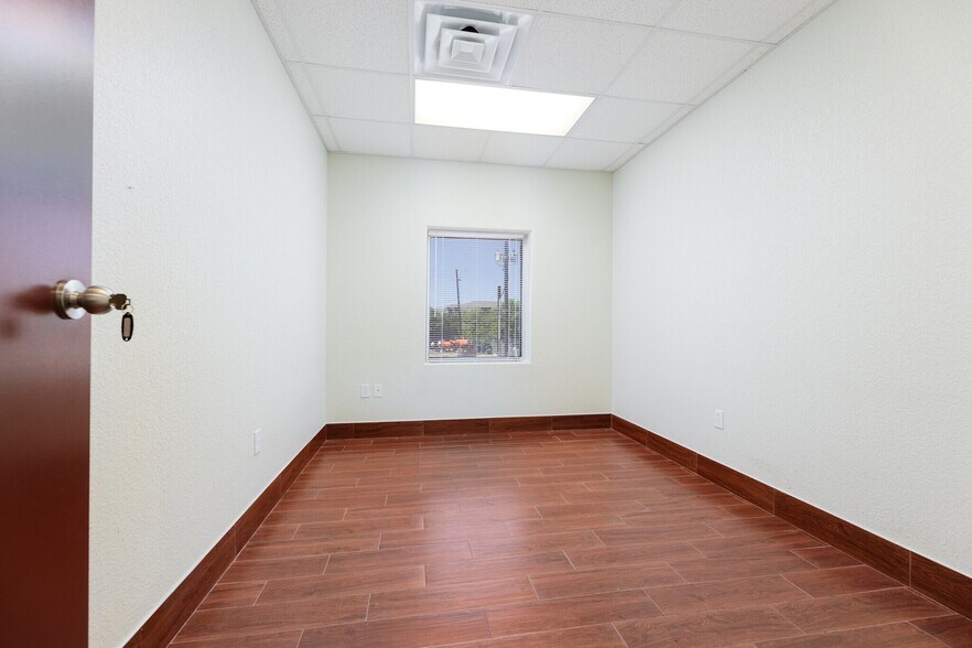 More Photos Of 15030 Tradesman, San Antonio Distribution For Lease
