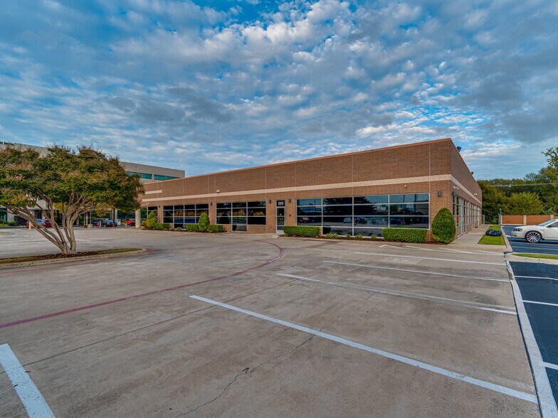 More Photos Of 689 Airport Fwy, Hurst Office For Lease