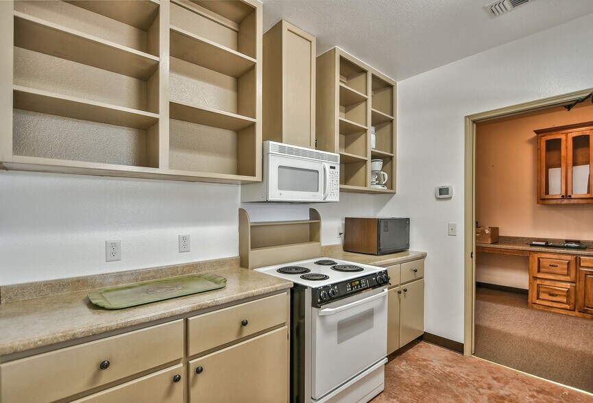 More Photos Of 202 Daisy Dr, Granbury Manufacturing For Sale