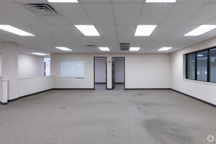 More Photos Of 1626 S Cherry St, Tomball Warehouse For Lease