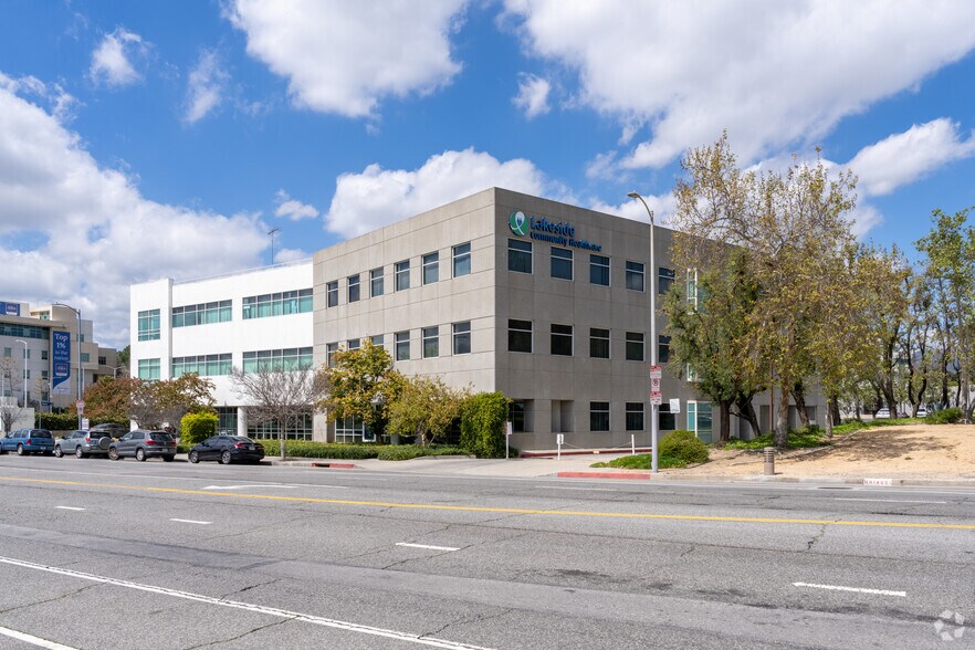 More Photos Of 14901 Rinaldi St, Mission Hills Medical For Lease