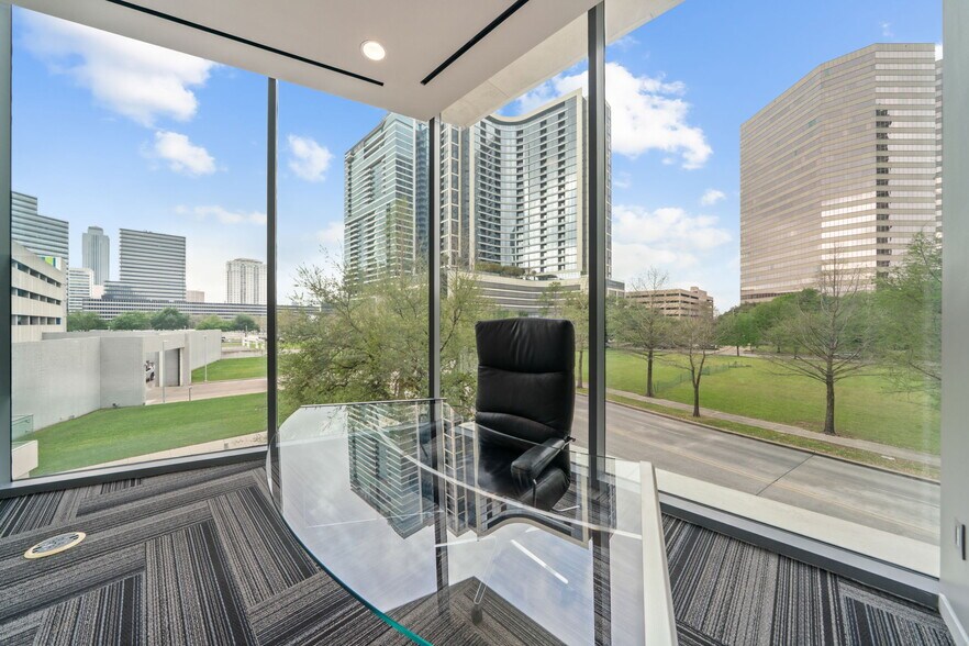 More Photos Of 1700 Post Oak Blvd, Houston General Retail For Lease