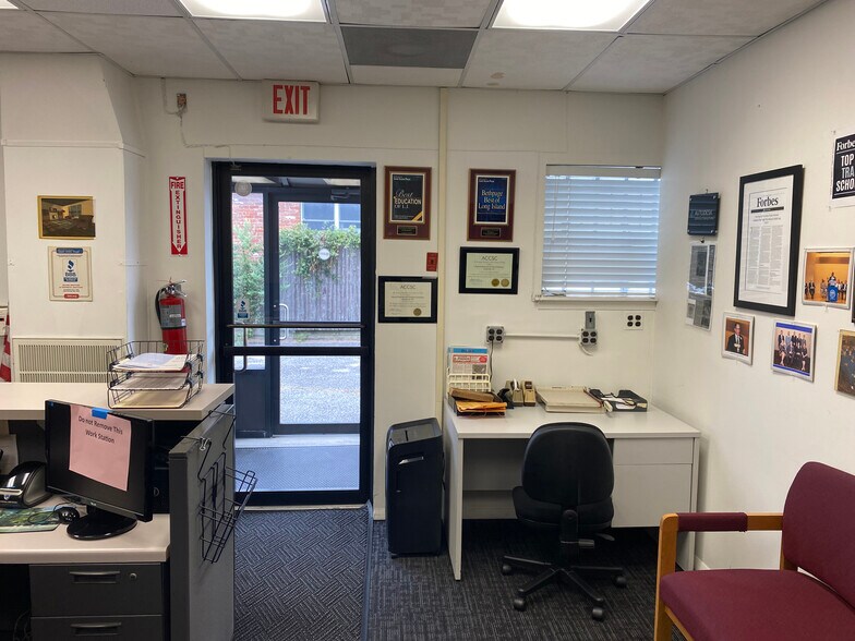 More Photos Of 22 Broadway, Amityville Flex For Sale