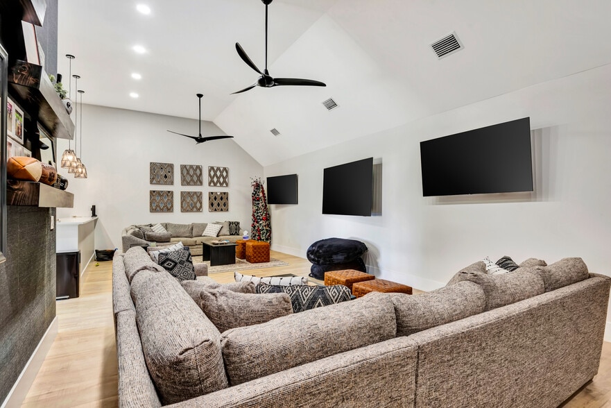 More Photos Of 2400 Lorraine Rd, Sarasota Horse Stables For Sale